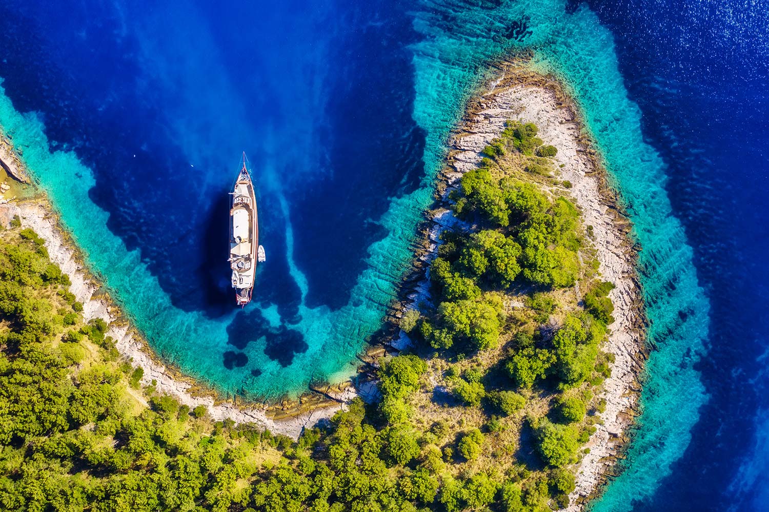 yacht-in-the-bay-view-from-the-air-small.jpg